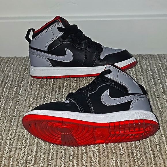 Kid's Air Jordan's size 11C - Picture 4 of 5